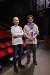 Kuvassa Vasemmistoliiton puheenjohtaja Minja Koskela ja Hämeenlinnan teatterin näyttelijä Jyri Ojansivu.